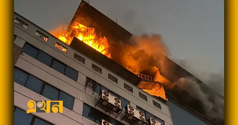 গুলিস্তানের খদ্দর বাজার শপিং কমপ্লেক্সে আগুন